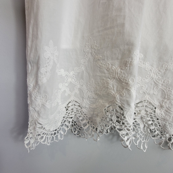 The Jetset Diaries Bell Sleeve Lace Hem Keyhole Back Top White Revolve Small - Picture 8 of 12